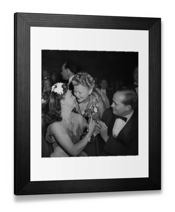 Framed Print : Ginger Rogers Showing Oscar to Her Mother Framed Print : Ginger Rogers Showing Oscar to Her Mother