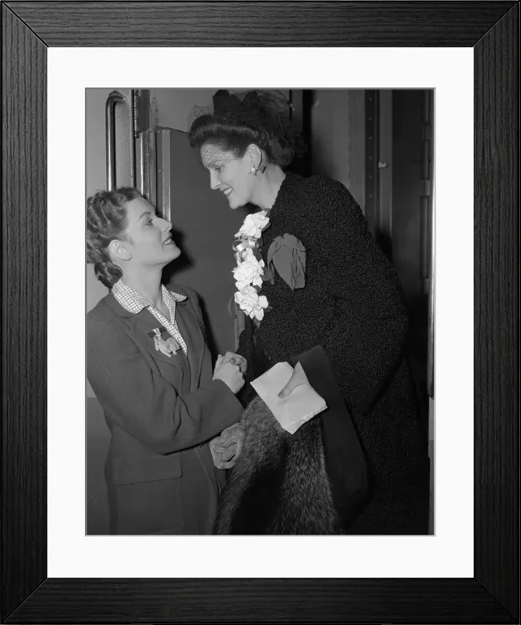 Framed Print : Film Actress Maureen O'Hara Says Goodbye to Mother Framed Print : Film Actress Maureen O'Hara Says Goodbye to Mother