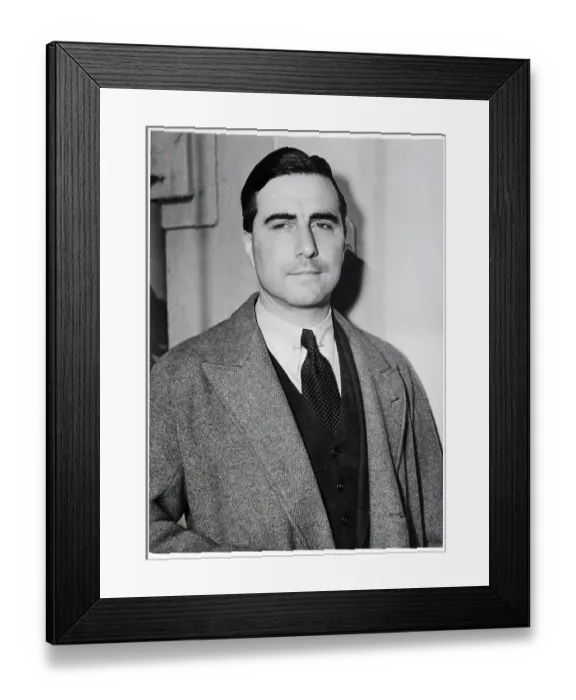 Framed Print : Julian Green Arriving On Export Liner Framed Print : Julian Green Arriving On Export Liner