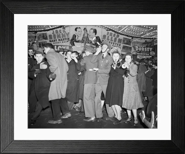 Framed Print : Broadway'S New Year'S Eve Celebration Framed Print : Broadway'S New Year'S Eve Celebration