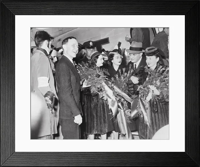 Framed Print : Olivia DeHavilland and Peers Posing with Mayor of Atlanta Framed Print : Olivia DeHavilland and Peers Posing with Mayor of Atlanta