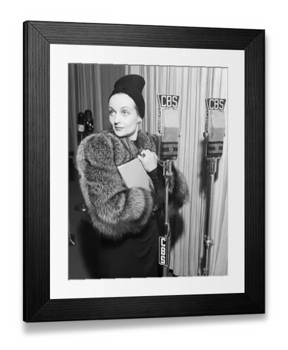 Framed Print : Carole Lombard in Fur Coat Framed Print : Carole Lombard in Fur Coat