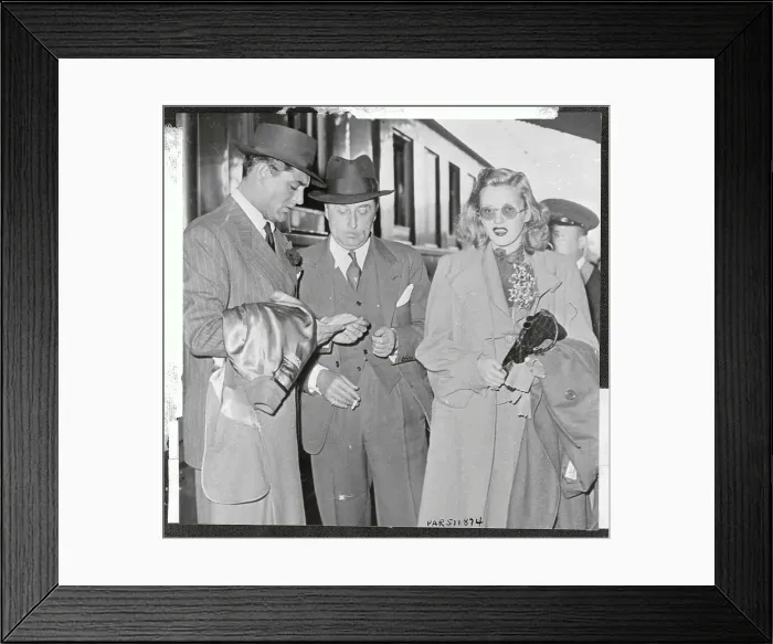 Framed Print : Cary Grant and Phyllis Brooks at Train Station Framed Print : Cary Grant and Phyllis Brooks at Train Station