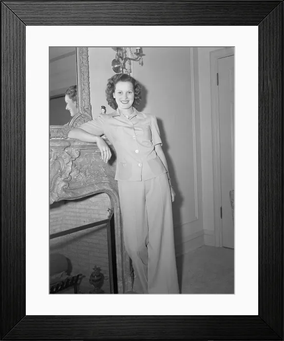 Framed Print : Irish Screen Star Arrives in Hollywood Framed Print : Irish Screen Star Arrives in Hollywood