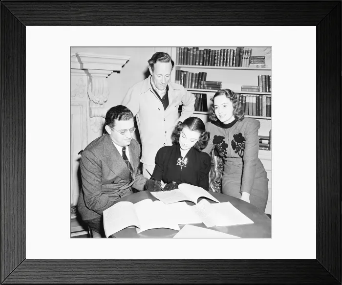 Framed Print : Vivien Leigh Signs Contract W / Dehaviland Framed Print : Vivien Leigh Signs Contract W / Dehaviland