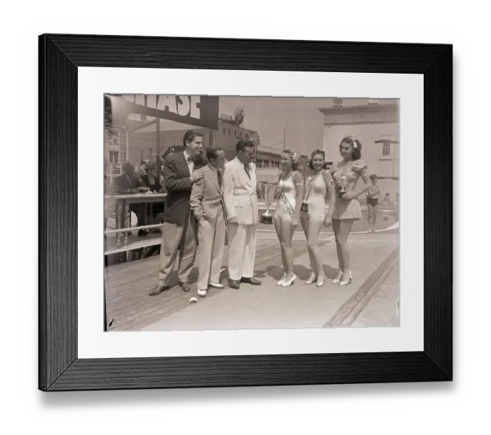 Framed Print : Comedians Crown Modern Venus Winner Framed Print : Comedians Crown Modern Venus Winner