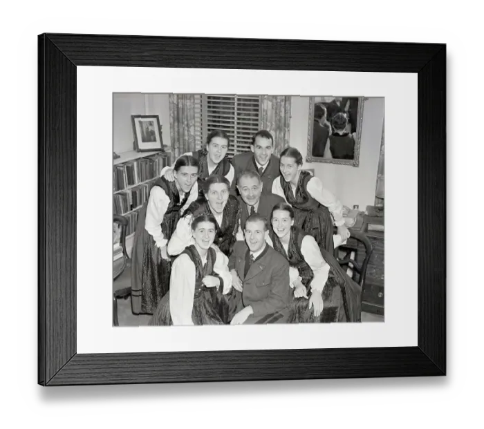 Framed Print : Von Trapp Family Singing Together Framed Print : Von Trapp Family Singing Together