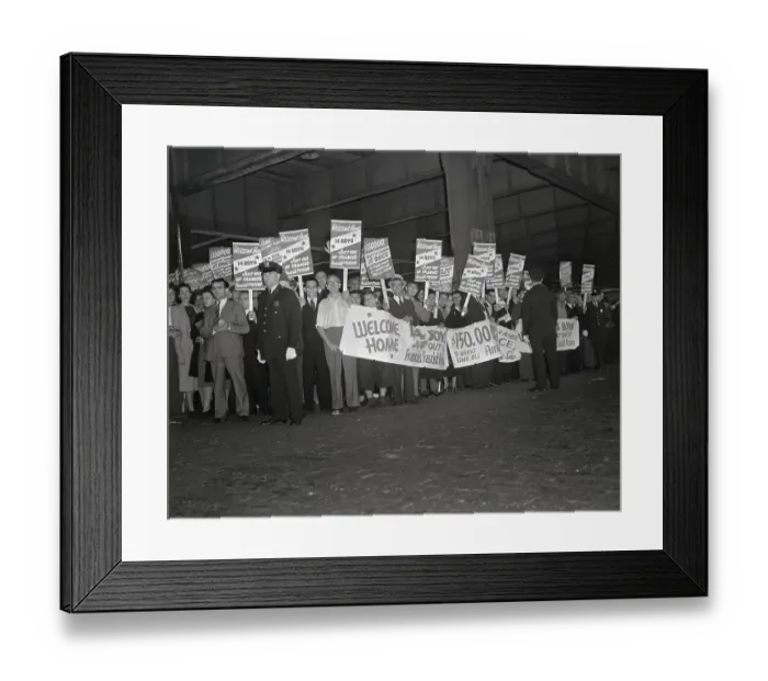 Framed Print : Veterans with Posters and Banners Awaiting American Troops from Spain