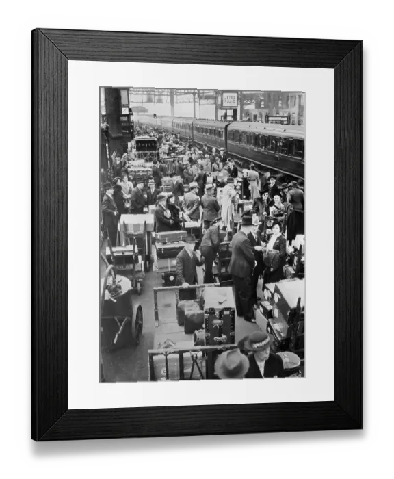 Framed Print : Crowds at Waterloo Station