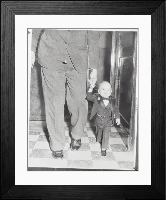 Framed Print : Dwarf Paul Del Rio next to Normal Height Man Framed Print : Dwarf Paul Del Rio next to Normal Height Man