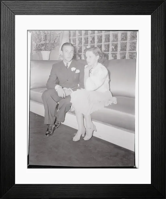 Framed Print : Judy Garland and Perry Frank Sitting on Sofa Framed Print : Judy Garland and Perry Frank Sitting on Sofa
