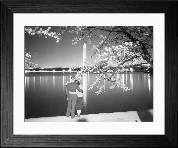 Framed Print : Young Man and Woman Gaze At Washington Monument