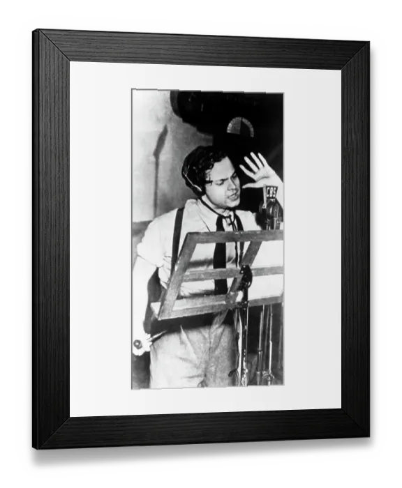 Framed Print : Orson Welles Broadcasting The War of the Worlds Framed Print : Orson Welles Broadcasting The War of the Worlds