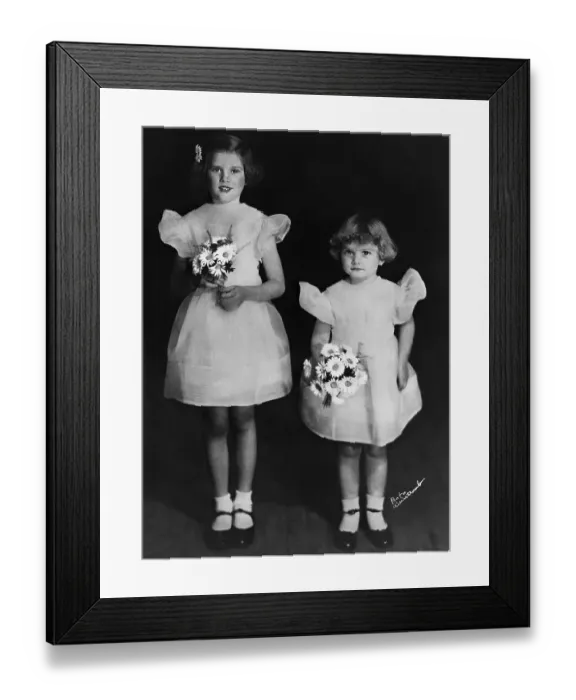 Framed Print : Grace Kelly with Sister Lizanne Framed Print : Grace Kelly with Sister Lizanne