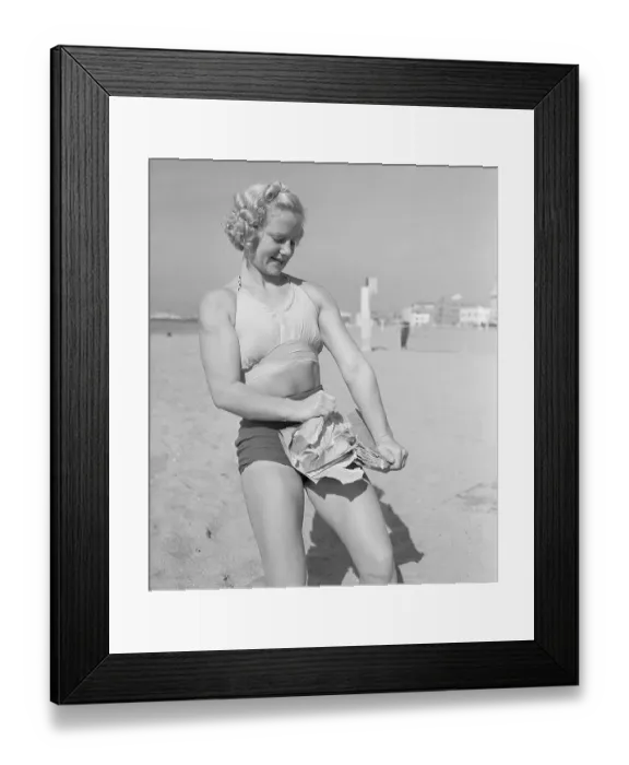 Framed Print : Bodybuilder Relna Brewer Tearing a Book in Half Framed Print : Bodybuilder Relna Brewer Tearing a Book in Half
