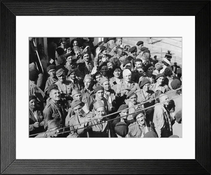 Framed Print : Italian Soldiers Arriving Home from Spain Framed Print : Italian Soldiers Arriving Home from Spain