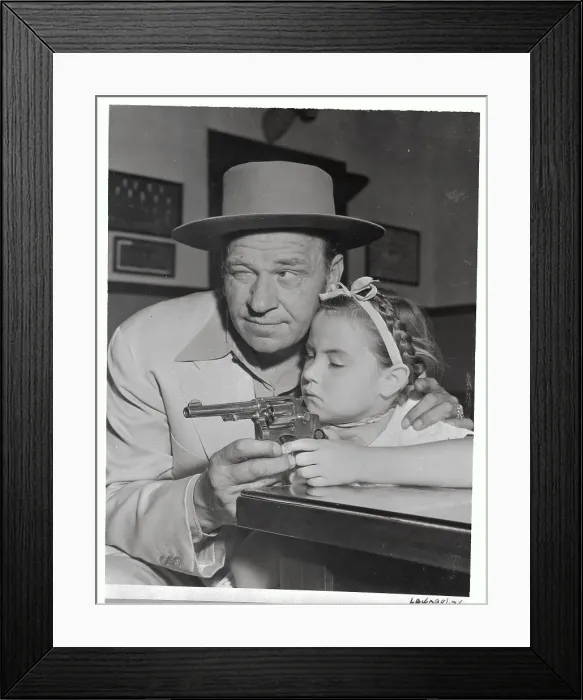 Framed Print : Wallace Beery with Daughter Carol Ann and Gun Framed Print : Wallace Beery with Daughter Carol Ann and Gun