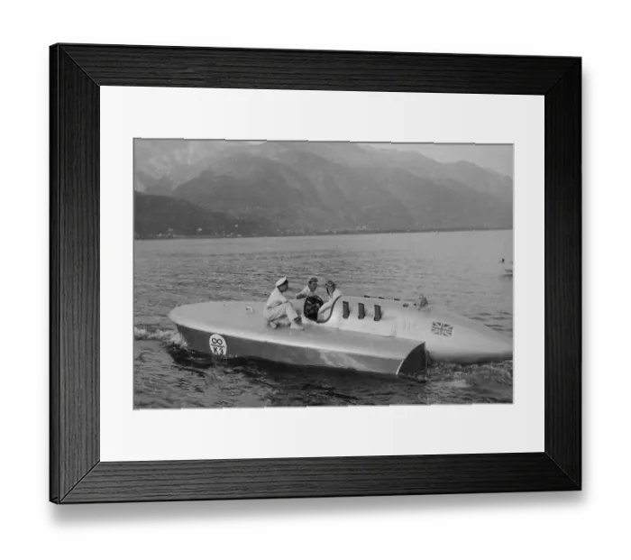 Framed Print : Sir Malcolm Campbell and Mechanics in Boat Bluebird