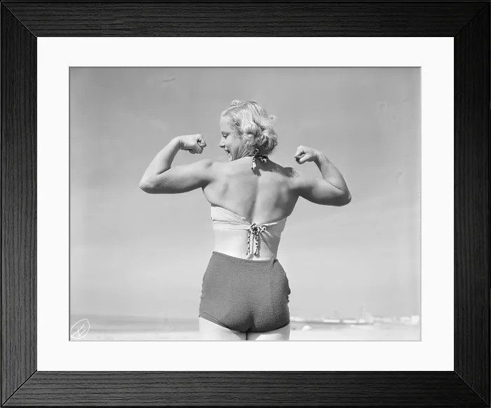 Framed Print : Strongwoman Demonstrates Her Physique Framed Print : Strongwoman Demonstrates Her Physique