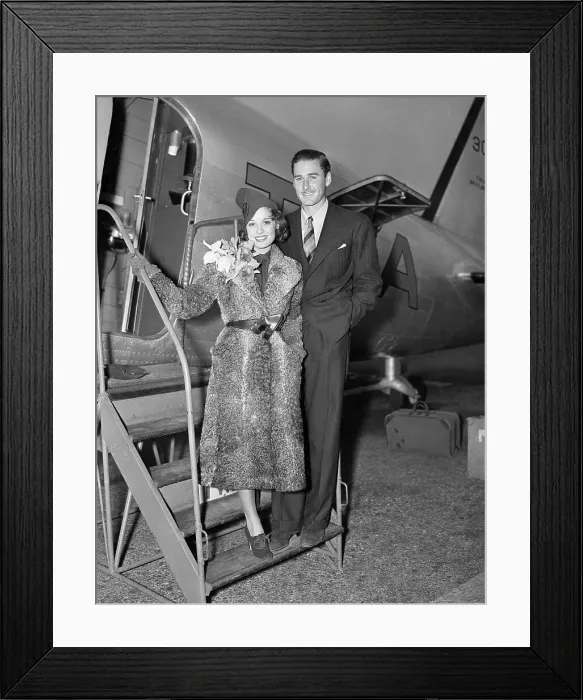 Framed Print : Errol Flynn with Lili Damita at Airport Framed Print : Errol Flynn with Lili Damita at Airport