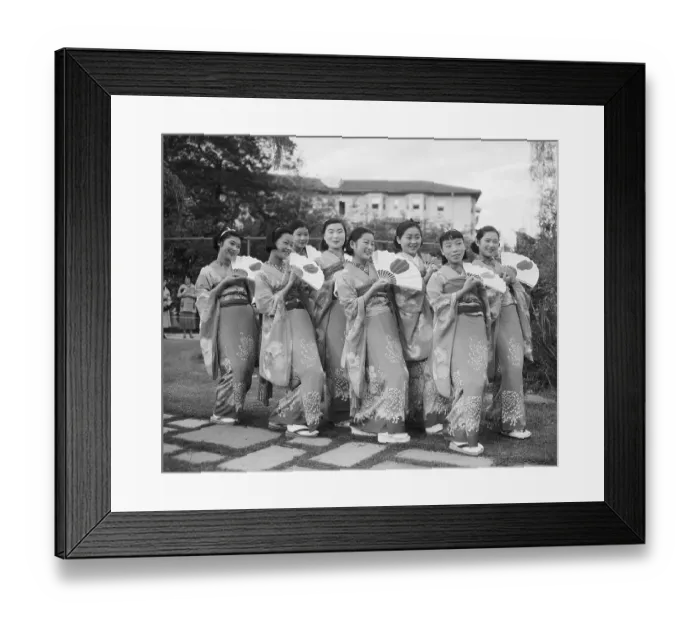 Framed Print : Japanese Girls Pose in Kimonos with Fans Framed Print : Japanese Girls Pose in Kimonos with Fans