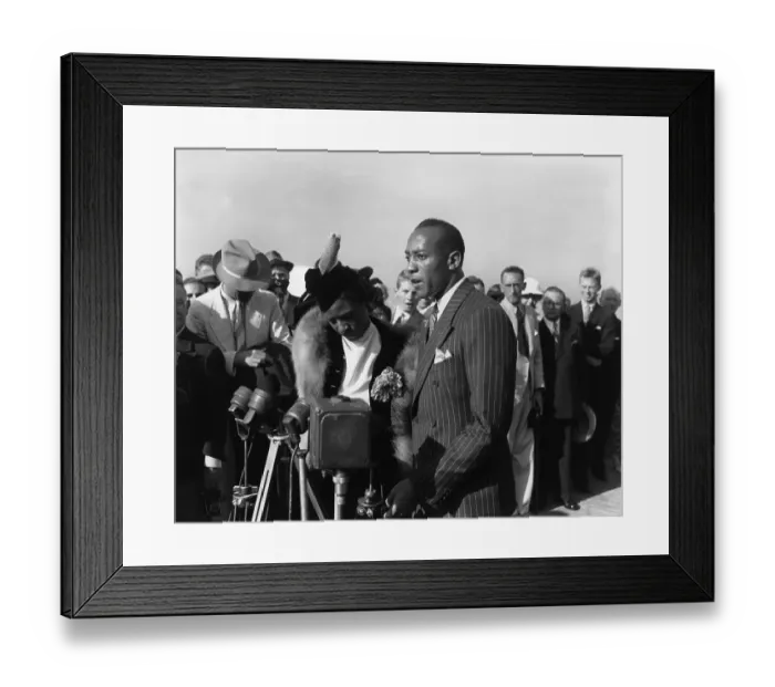 Framed Print : Jesse Owens Framed Print : Jesse Owens