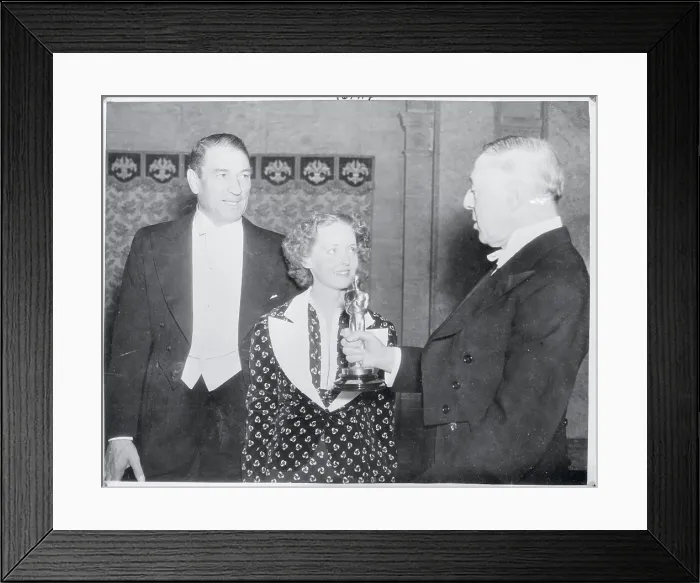 Framed Print : Performer Bette Davis Awaiting Trophy Presentation Framed Print : Performer Bette Davis Awaiting Trophy Presentation