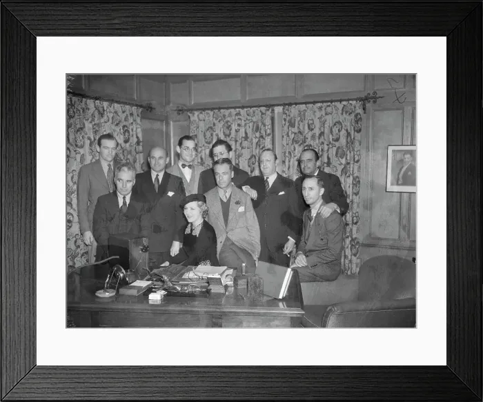 Framed Print : Mary Pickford and Douglas Fairbanks Posing with Colleagues Framed Print : Mary Pickford and Douglas Fairbanks Posing with Colleagues