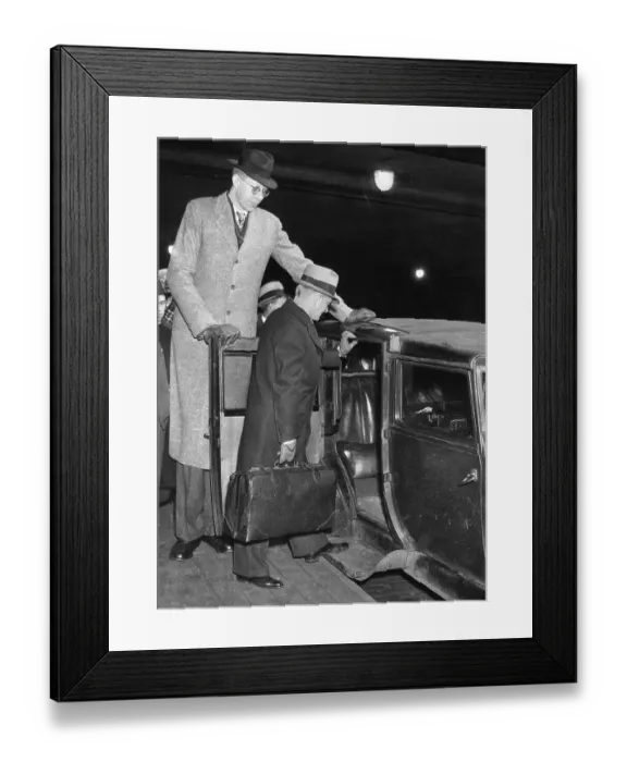 Framed Print : Robert Wadlow with Father Framed Print : Robert Wadlow with Father