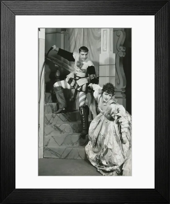 Framed Print : Alfred Lunt and Lynn Fontanne Performing at the Guild Theatre Framed Print : Alfred Lunt and Lynn Fontanne Performing at the Guild Theatre