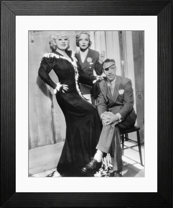 Framed Print : Raoul Walsh with Actresses Framed Print : Raoul Walsh with Actresses