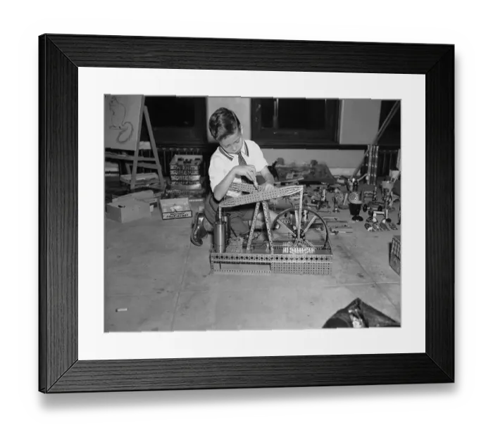 Framed Print : Boy (6-7) playing with building blocks Framed Print : Boy (6-7) playing with building blocks