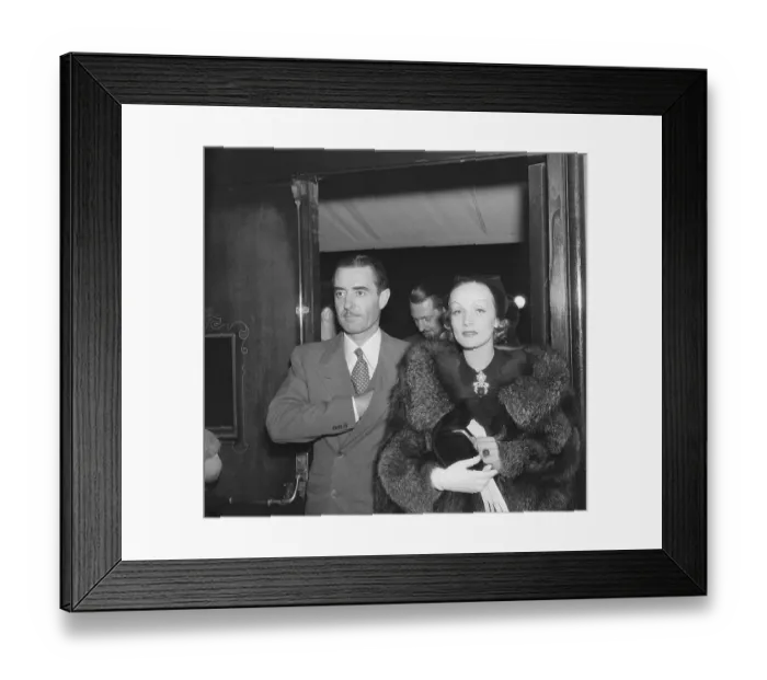 Framed Print : Marlene Dietrich, John Gilbert Waistup Framed Print : Marlene Dietrich, John Gilbert Waistup