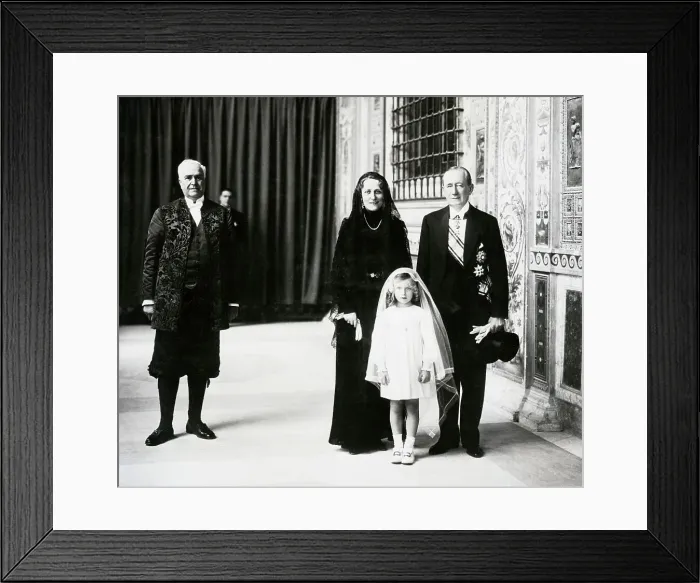 Framed Print : Guglielmo Marconi With Wife And Child Framed Print : Guglielmo Marconi With Wife And Child