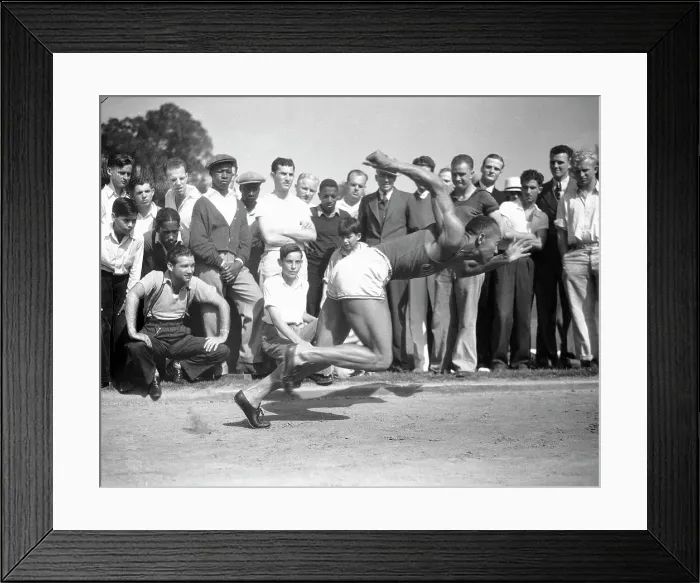 Framed Print : Jesse Owens at Start of Sprint Framed Print : Jesse Owens at Start of Sprint