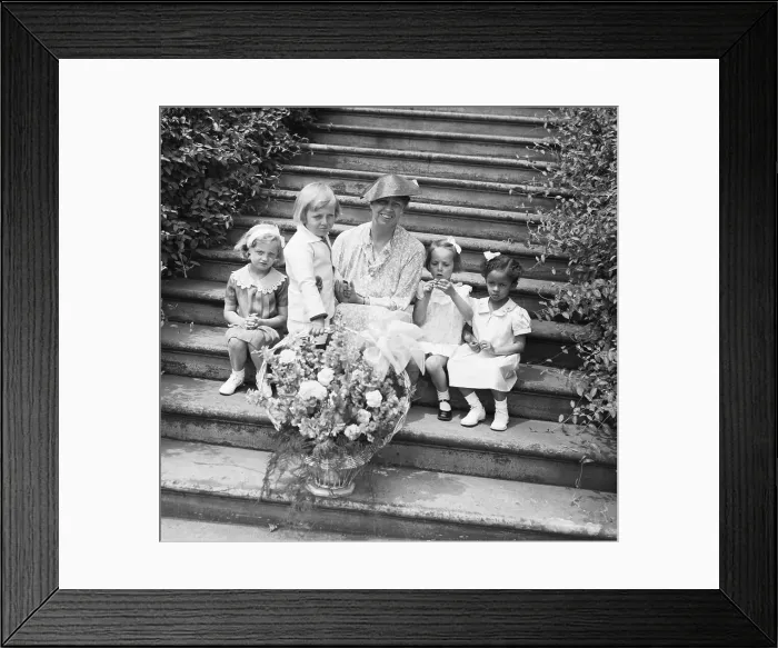 Framed Print : Eleanor Roosevelt with Children at White House Step