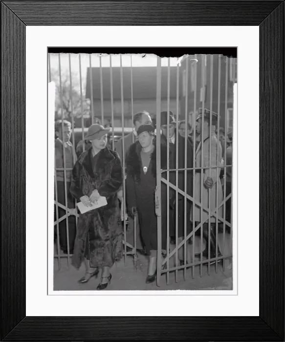 Framed Print : Wife of Bruno Richard Hauptman Entering Court Gate Framed Print : Wife of Bruno Richard Hauptman Entering Court Gate