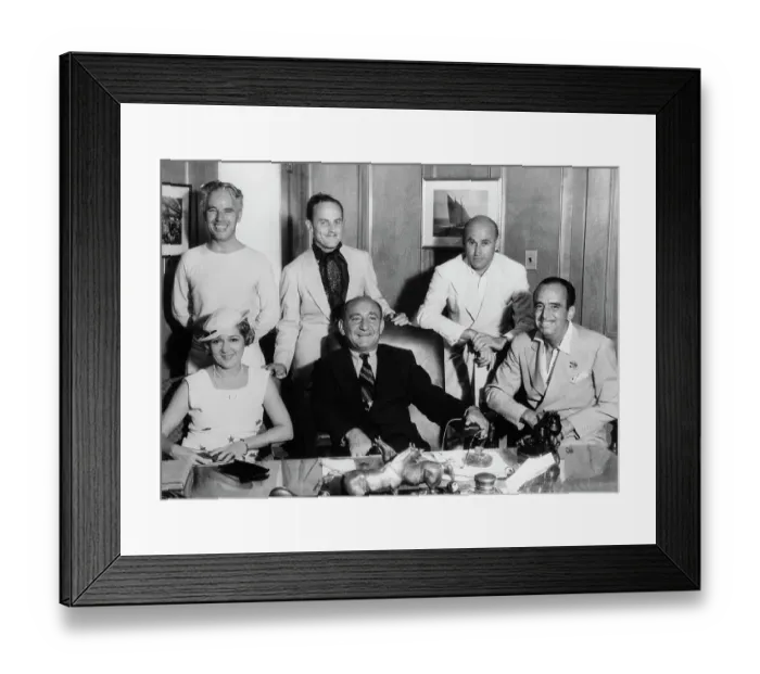 Framed Print : Meeting to Discuss business Framed Print : Meeting to Discuss business