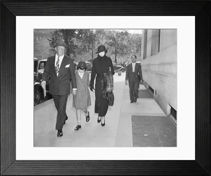 Framed Print : Gloria Vanderbilt In Custody Battle Framed Print : Gloria Vanderbilt In Custody Battle