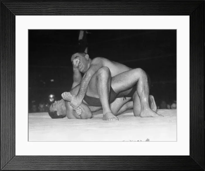 Framed Print : Twisting to Keep his World Title