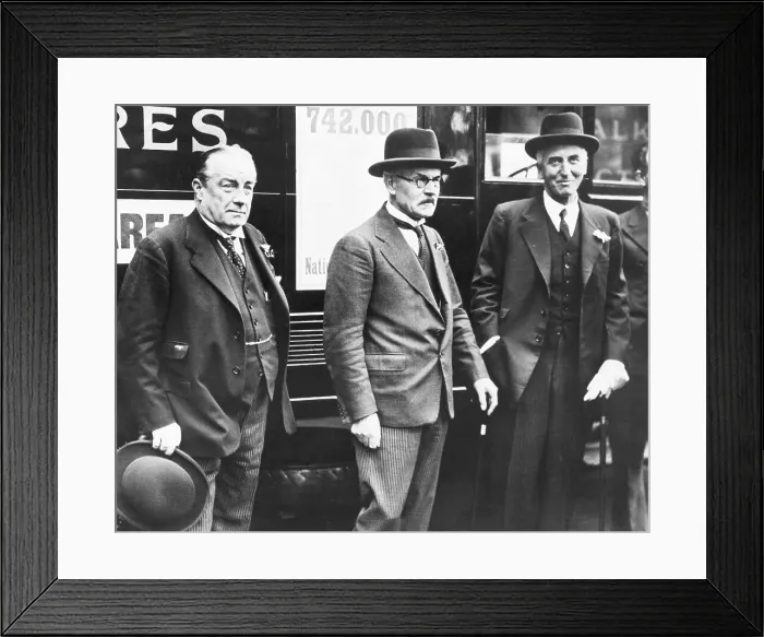 Framed Print : English Sending Out Films About National Government Framed Print : English Sending Out Films About National Government