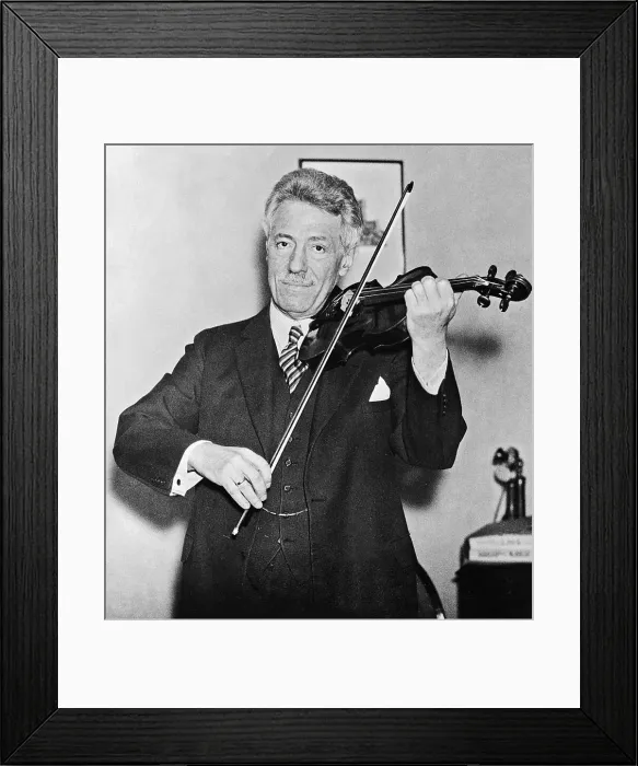 Framed Print : Violinist Playing in London