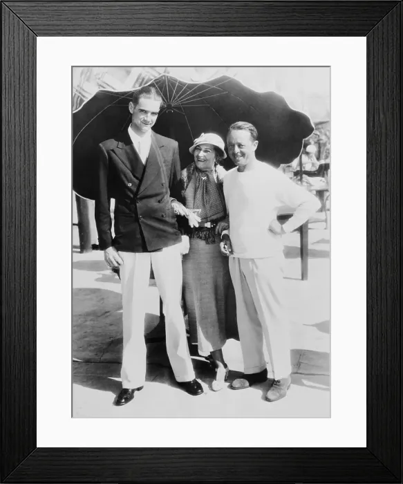 Framed Print : Howard Hughes with Hal Kauffman and Mrs Sailing Baruch Framed Print : Howard Hughes with Hal Kauffman and Mrs Sailing Baruch
