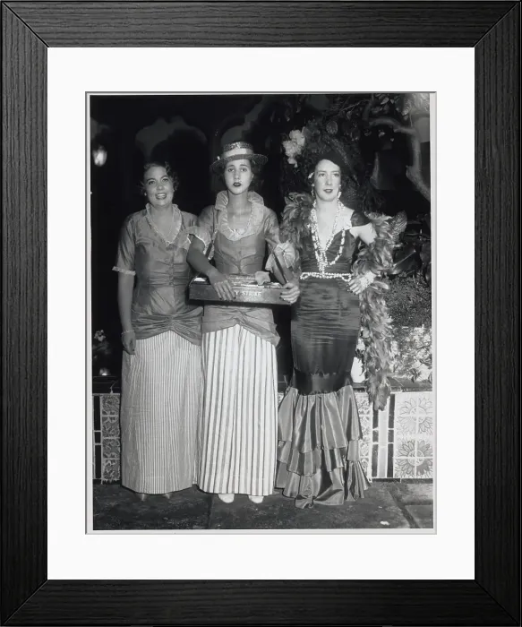 Framed Print : Cigarette Women, Fulllength Framed Print : Cigarette Women, Fulllength