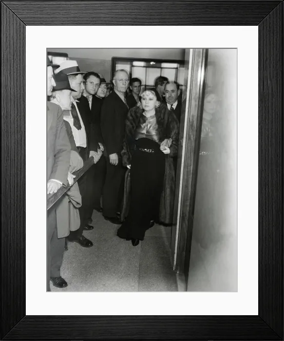 Framed Print : Mae West Appearing in Court Framed Print : Mae West Appearing in Court
