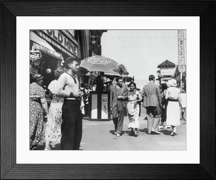 Framed Print : A couple in Coney Island Framed Print : A couple in Coney Island