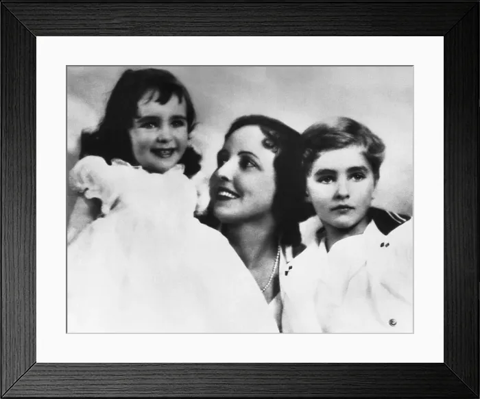 Framed Print : Elizabeth Taylor with her Mother and Brother Framed Print : Elizabeth Taylor with her Mother and Brother