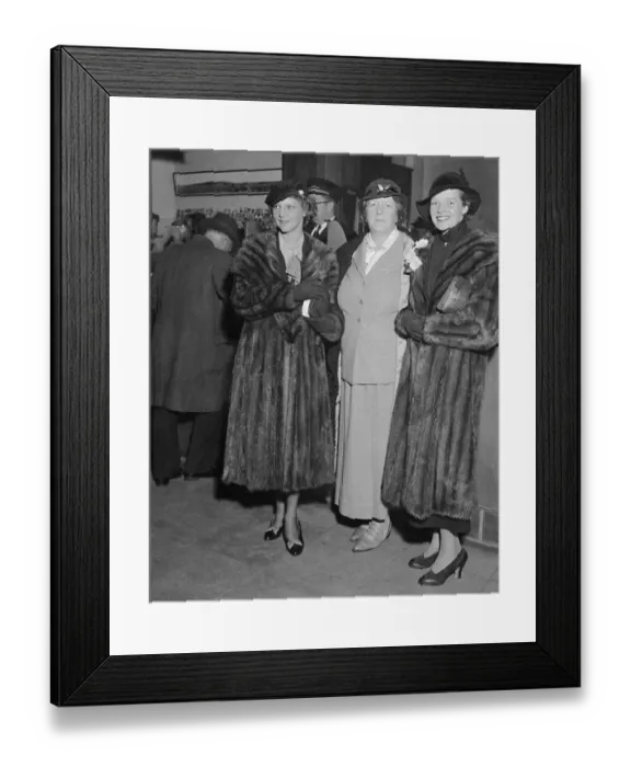 Framed Print : Countess Caroline Zarnardi Landi with Mother and Katharine Hepburn on Airplane