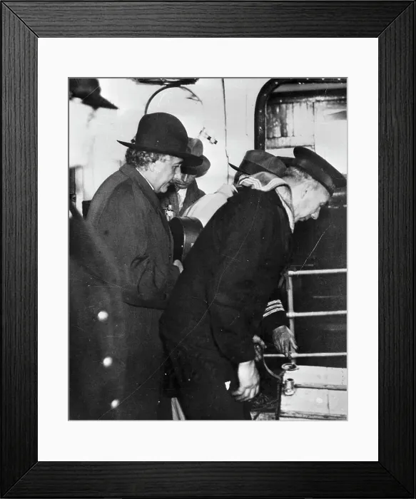 Framed Print : Albert Einstein Arriving in New York After Leaving Germany Framed Print : Albert Einstein Arriving in New York After Leaving Germany