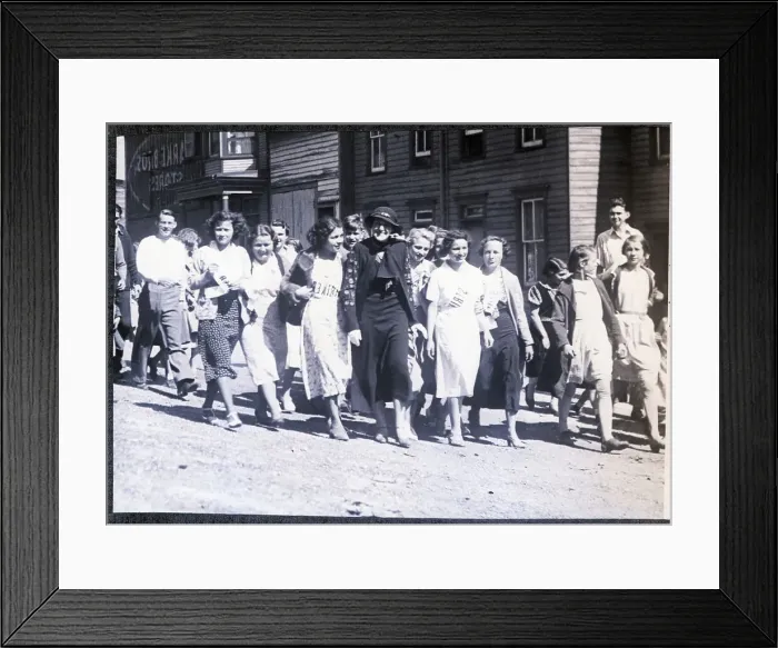 Framed Print : Mrs. Gifford Pinchot Marches with Strikers Framed Print : Mrs. Gifford Pinchot Marches with Strikers